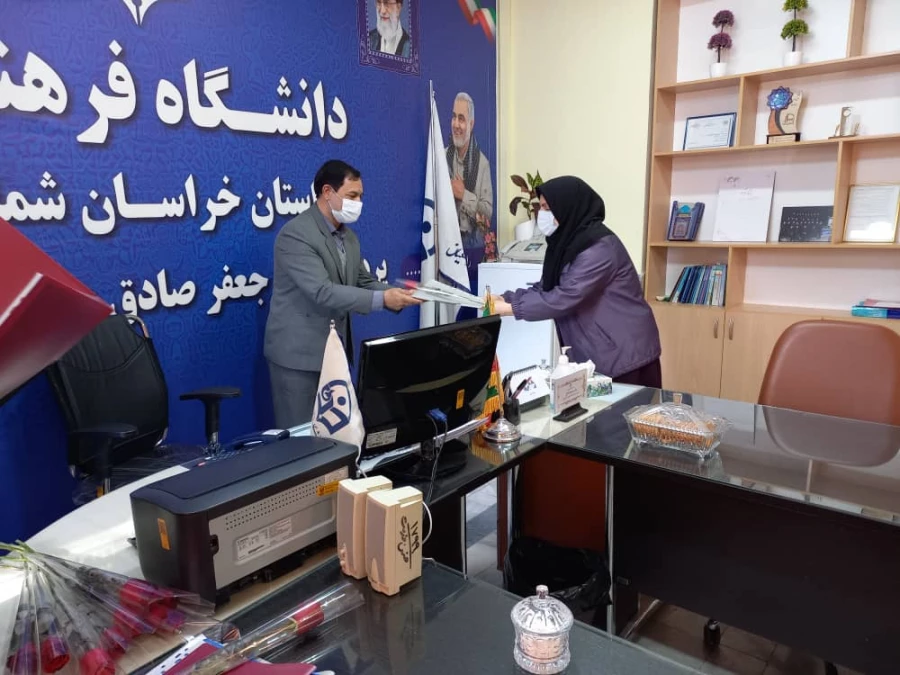 اهدای یک شاخه گل ولوح تقدیر به همکاران پردیس خواهران  4