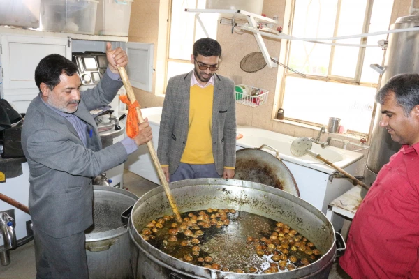 پویش اطعام حسنی طبخ و توزیع شش هزار پرس غذای گرم در ماه مبارک رمضان میان مناطق محروم حاشیه شهر بجنورد توسط دانشگاه فرهنگیان خراسان شمالی 10