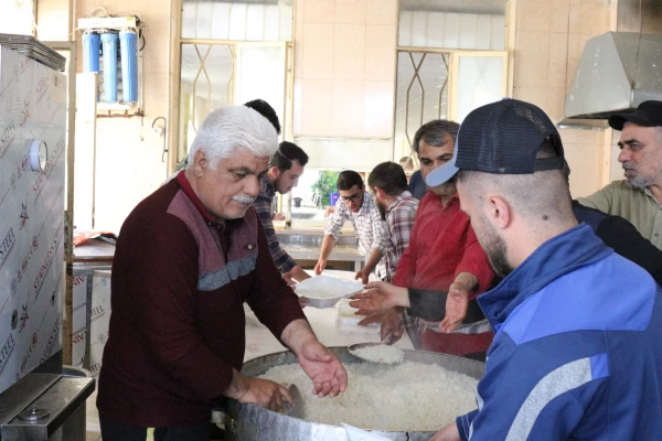 پویش اطعام حسنی طبخ و توزیع شش هزار پرس غذای گرم در ماه مبارک رمضان میان مناطق محروم حاشیه شهر بجنورد توسط دانشگاه فرهنگیان خراسان شمالی 12