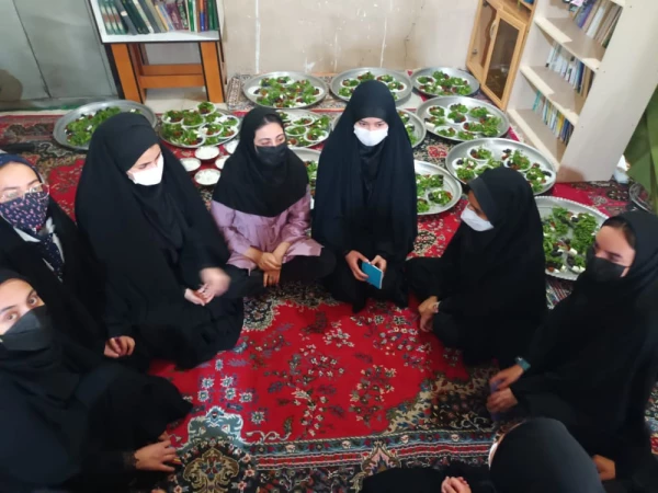 پخت و توزیع غذای گرم بین نیازمندان توسط دانشجو معلمان دختر واحد خواهران  2
