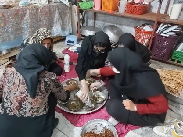 پخت و توزیع غذای گرم بین نیازمندان توسط دانشجو معلمان دختر واحد خواهران  8