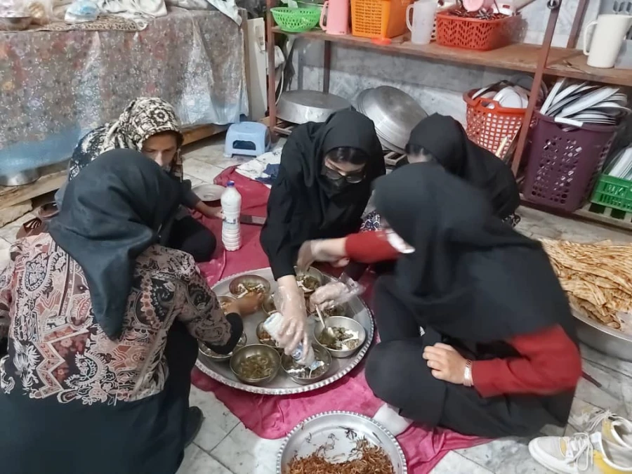 پخت و توزیع غذای گرم بین نیازمندان توسط دانشجو معلمان دختر واحد خواهران  8