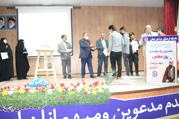 مراسم آئین رونمایی از کتاب اثار دست ساز و خلاقانه وسایل کمک آموزشی  5