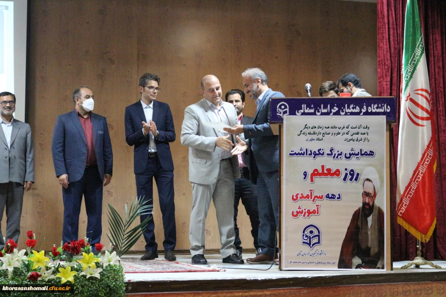 مراسم آئین رونمایی از کتاب اثار دست ساز و خلاقانه وسایل کمک آموزشی  8