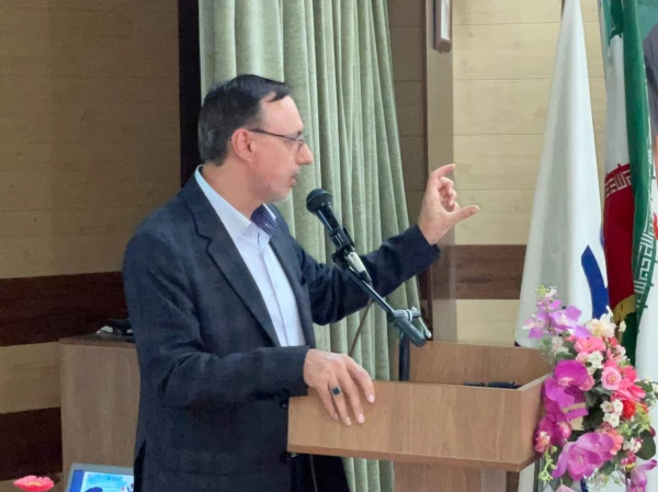 نشست دانشجو با نماینده  مجلس خراسان شمالی جناب دکتر وحیدی بامحوریت موضوع اندیشه امام خمینی 'جهاد علمی 'تولید دانش بنیان ،جلسه پرسش وپاسخ بانماینده'مجلس  وبامدیرکل آموزش وپرورش ۱۶خردا 4