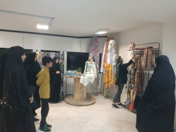 بازدید دانشجو معلمان از کارگاه هنری نقاشی و رنگ آمیزی روی پارچه  2