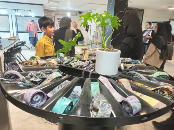 بازدید دانشجو معلمان از کارگاه هنری نقاشی و رنگ آمیزی روی پارچه  3