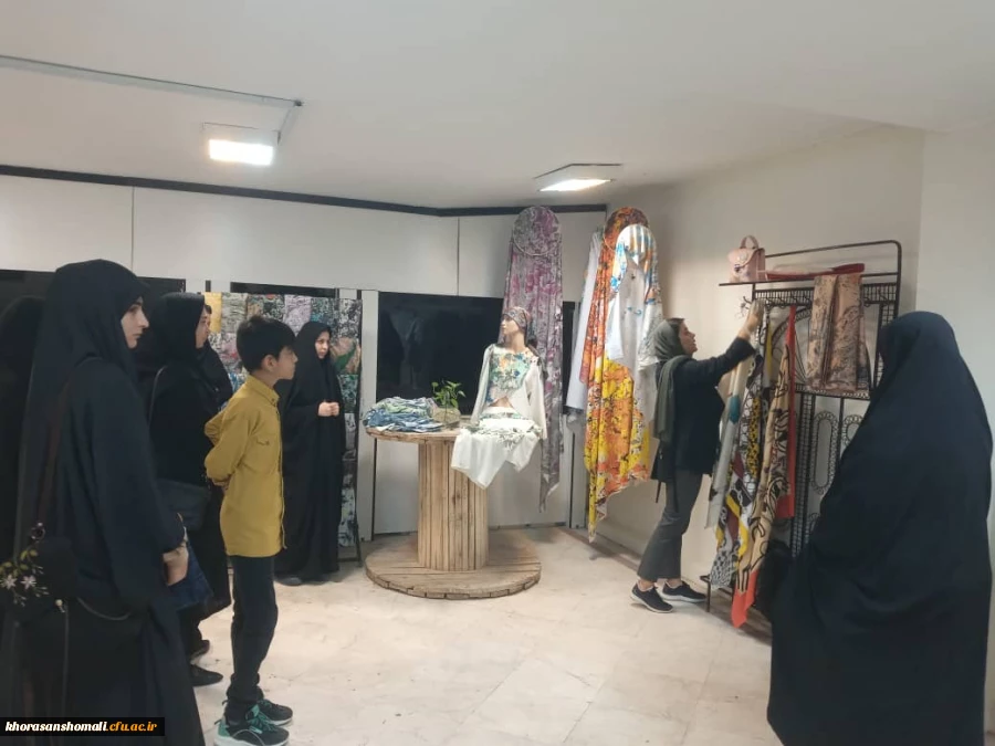 بازدید دانشجو معلمان از کارگاه هنری نقاشی و رنگ آمیزی روی پارچه  5