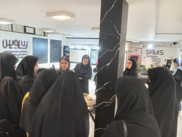 بازدید دانشجو معلمان از کارگاه هنری نقاشی و رنگ آمیزی روی پارچه  5