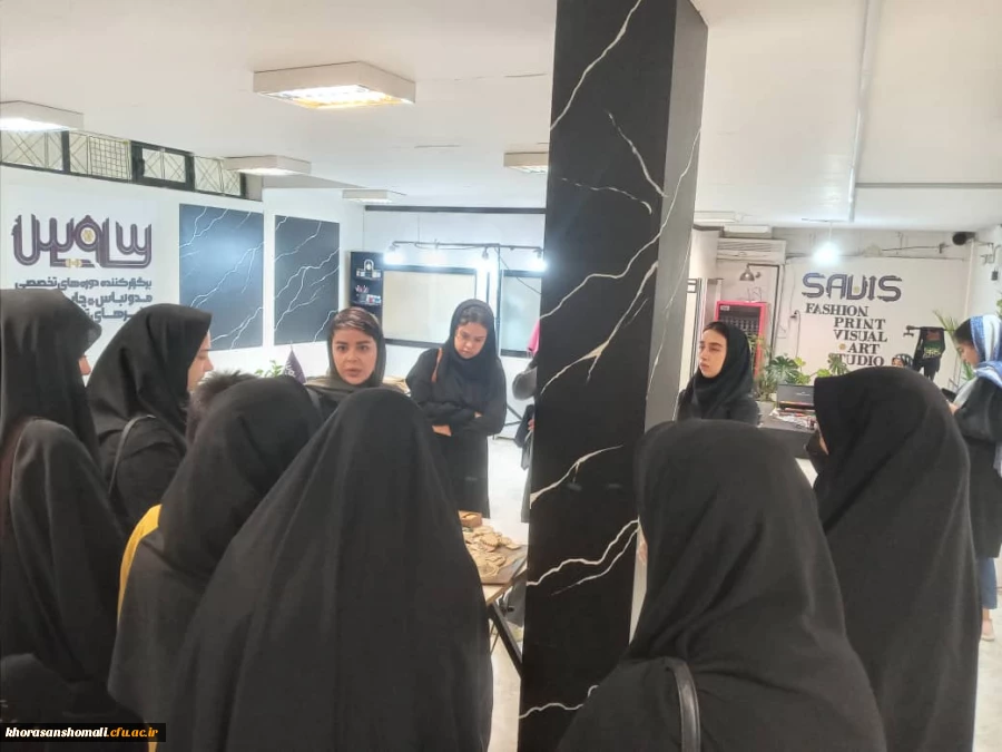 بازدید دانشجو معلمان از کارگاه هنری نقاشی و رنگ آمیزی روی پارچه  5