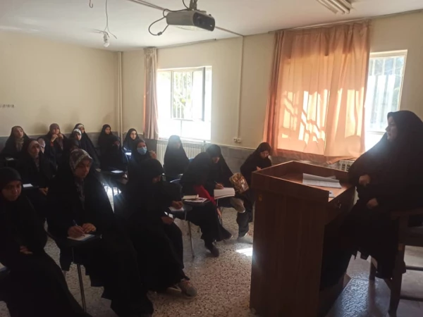 برگزاری دوره بصیرتی برای فرماندهان بسیج دانش آموزی استان با گروه اساتید بسیجی استان در پردیس خواهران  5