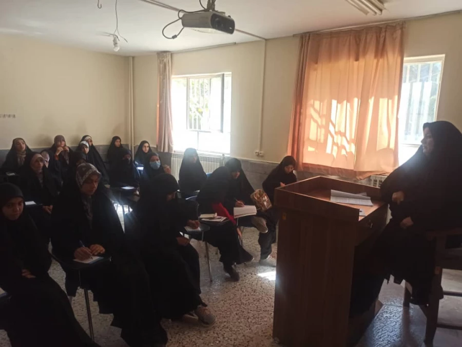 برگزاری دوره بصیرتی برای فرماندهان بسیج دانش آموزی استان با گروه اساتید بسیجی استان در پردیس خواهران  5