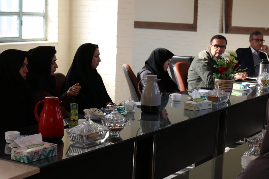 جلسه امور اداری پردیس خواهران و اهدای لوح تقدیر از زحمات ریاست و معاونان پردیس  4