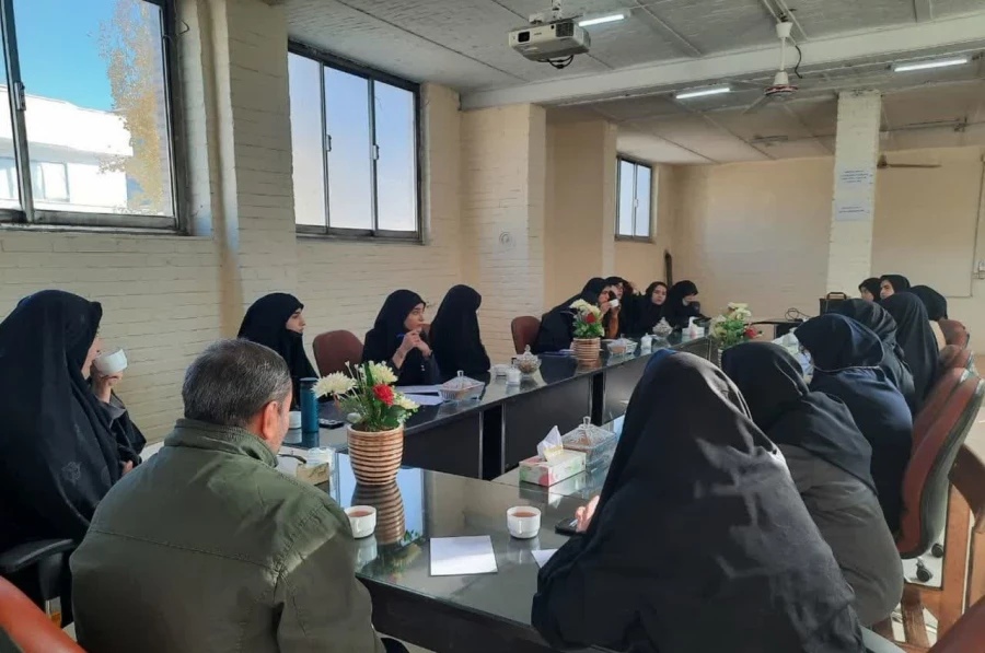 حضور مسئولین دانشگاه نماینده های اموزشی و اعضای شورای صنفی 3