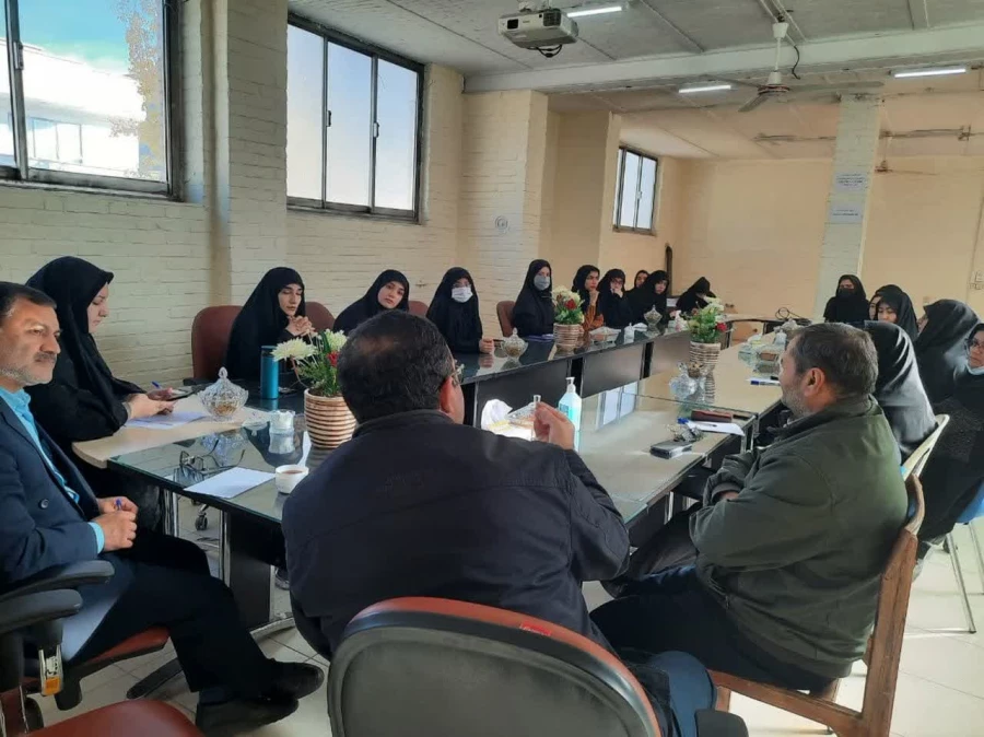 حضور مسئولین دانشگاه نماینده های اموزشی و اعضای شورای صنفی 4