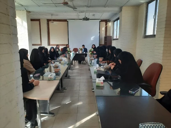 حضور مسئولین دانشگاه نماینده های اموزشی و اعضای شورای صنفی 5