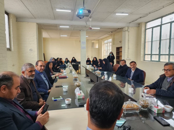 نشست مشاور وزیر آموزش و پرورش با اساتید و کارکنان دانشگاه فرهنگیان استان  4