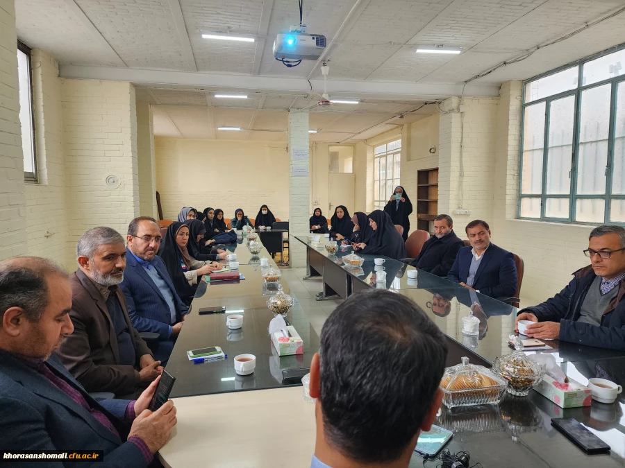 نشست مشاور وزیر آموزش و پرورش با اساتید و کارکنان دانشگاه فرهنگیان استان  4