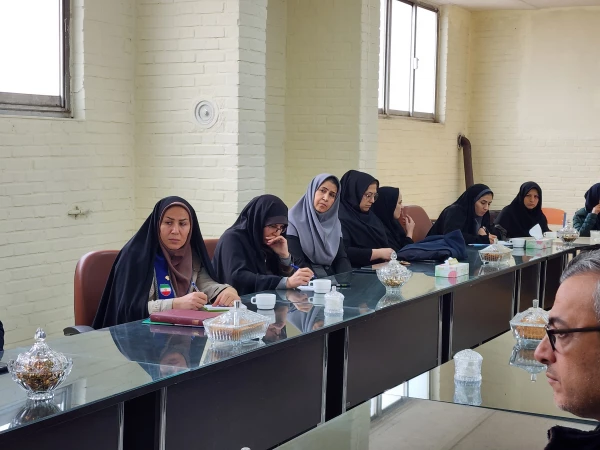 نشست مشاور وزیر آموزش و پرورش با اساتید و کارکنان دانشگاه فرهنگیان استان  5