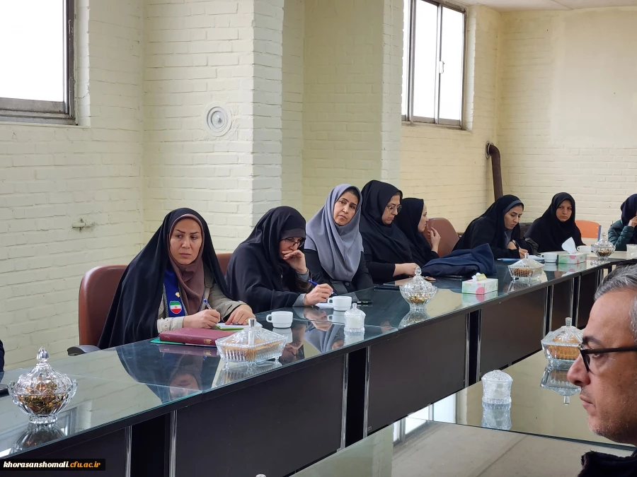 نشست مشاور وزیر آموزش و پرورش با اساتید و کارکنان دانشگاه فرهنگیان استان  5