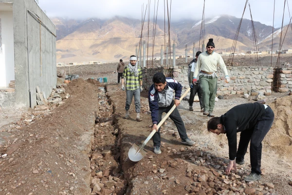 حضور ریاست محترم دانشگاه فرهنگیان خراسان شمالی به اتفاق اساتید و کارکنان در اردوی جهادی(آموزشی-تربیتی،عمرانی) دانشجومعلمان دانشگاه از روستای قِلی جاجرم. 2