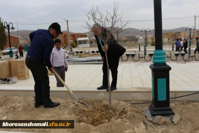 کاشت نهال به مناسبت روز درختکاری در محوطه گلزار شهدای گمنام و فضاهای سبز دانشگاه