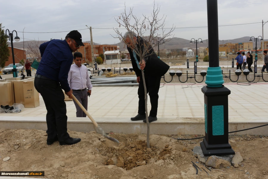 کاشت نهال به مناسبت روز درختکاری در محوطه گلزار شهدای گمنام و فضاهای سبز دانشگاه 2