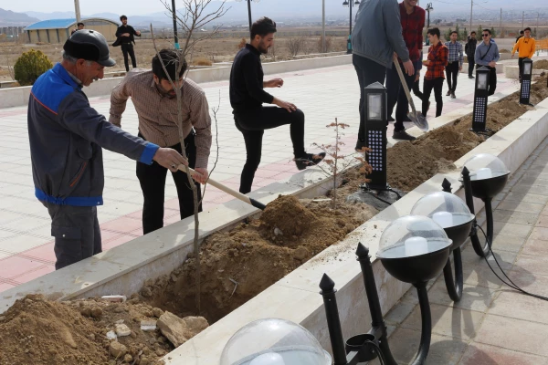 کاشت نهال به مناسبت روز درختکاری در محوطه گلزار شهدای گمنام و فضاهای سبز دانشگاه 4