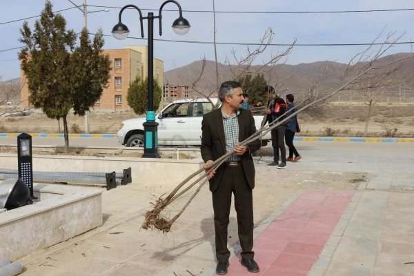 کاشت نهال به مناسبت روز درختکاری در محوطه گلزار شهدای گمنام و فضاهای سبز دانشگاه 5