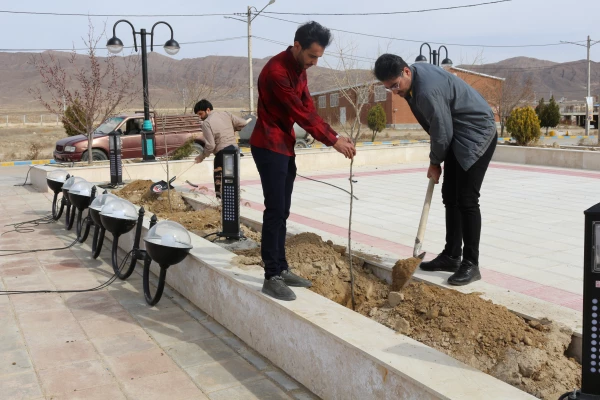 کاشت نهال به مناسبت روز درختکاری در محوطه گلزار شهدای گمنام و فضاهای سبز دانشگاه 6