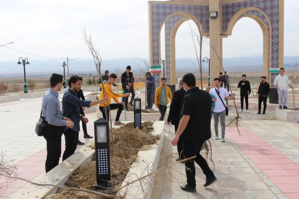 کاشت نهال به مناسبت روز درختکاری در محوطه گلزار شهدای گمنام و فضاهای سبز دانشگاه 7