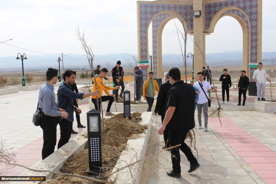 کاشت نهال به مناسبت روز درختکاری در محوطه گلزار شهدای گمنام و فضاهای سبز دانشگاه 7