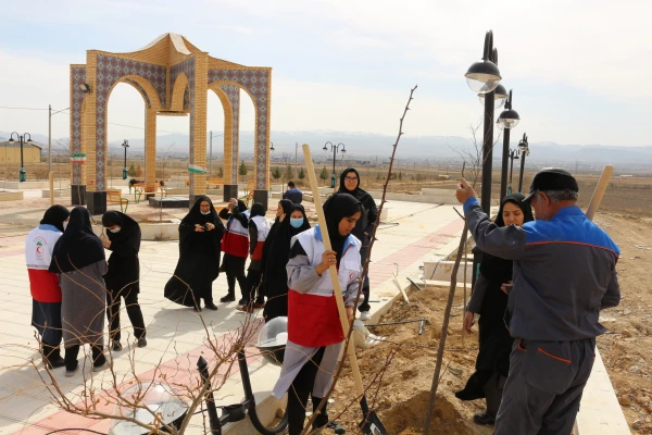 کاشت نهال به مناسبت روز درختکاری در محوطه گلزار شهدای گمنام و فضاهای سبز دانشگاه 8