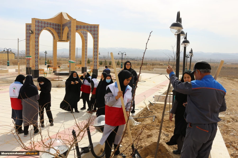 کاشت نهال به مناسبت روز درختکاری در محوطه گلزار شهدای گمنام و فضاهای سبز دانشگاه 8