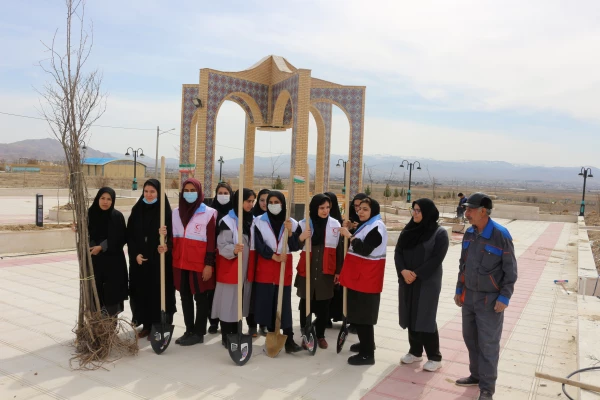 کاشت نهال به مناسبت روز درختکاری در محوطه گلزار شهدای گمنام و فضاهای سبز دانشگاه 9