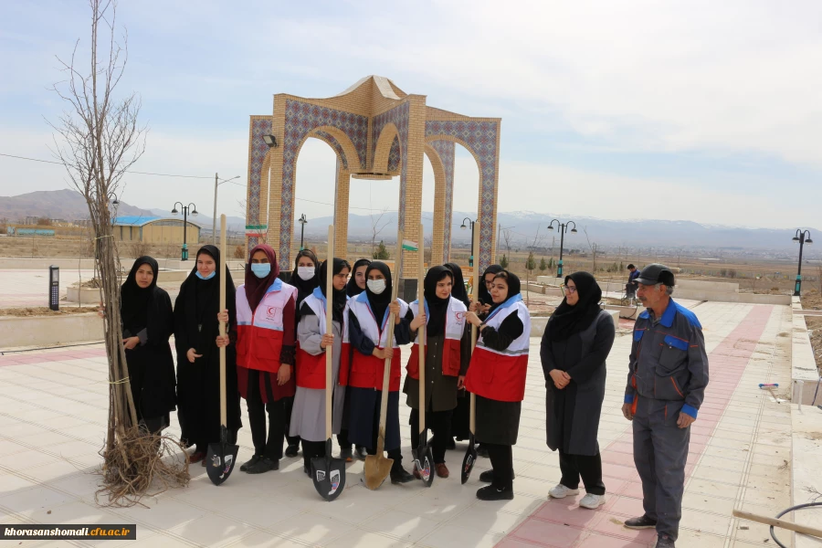 کاشت نهال به مناسبت روز درختکاری در محوطه گلزار شهدای گمنام و فضاهای سبز دانشگاه 9