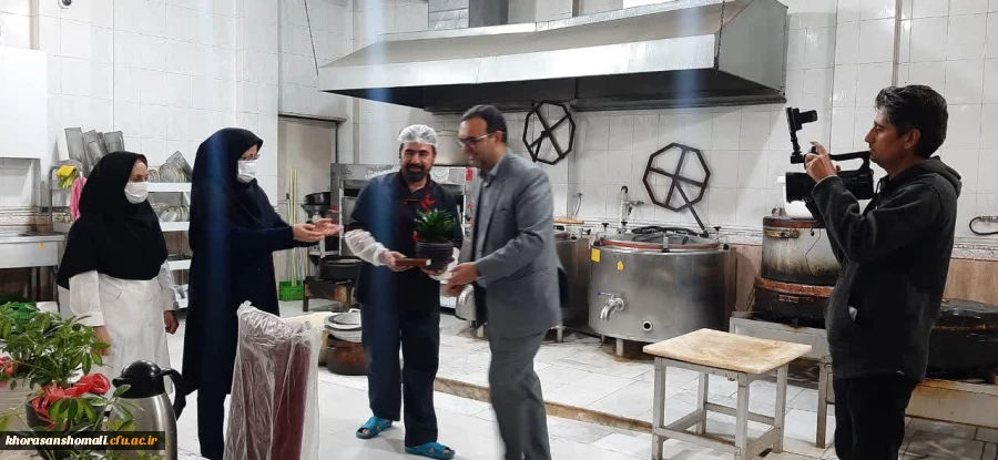 تقدیر و تشکر از نگهبان و سرپرست و آشپزان و حضور صدا و سیما برای معرفی مشاغل سخت در ماه رمضان در پردیس امام جعفر صادق علیه السلام 3