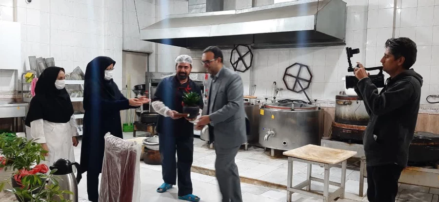 قدردانی مسئولین پردیس امام جعفر صادق(ع) از کارکنان شاغل در مشاغل سخت در سرای دانشجویی 3