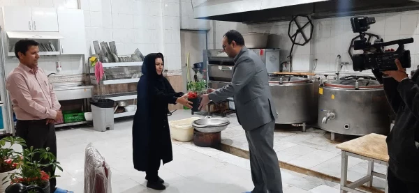 قدردانی مسئولین پردیس امام جعفر صادق(ع) از کارکنان شاغل در مشاغل سخت در سرای دانشجویی 6