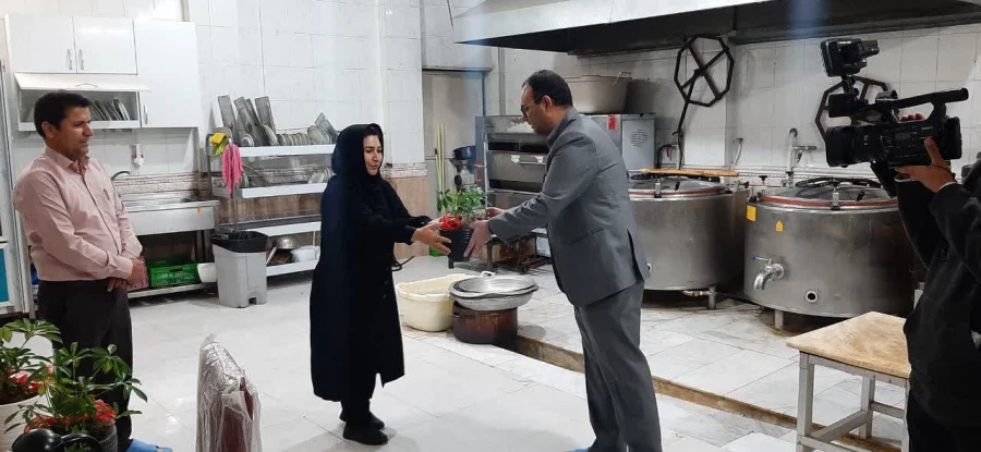 قدردانی مسئولین پردیس امام جعفر صادق(ع) از کارکنان شاغل در مشاغل سخت در سرای دانشجویی 6