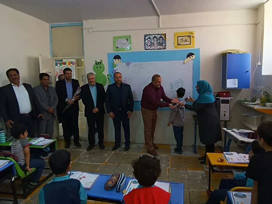 تقدیر از معلمان پرتلاش بمناسبت گرامیداشت روز معلم توسط مسئولین دانشگاه فرهنگیان  6