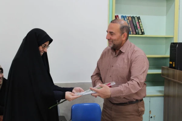 تقدیر و تشکر از اساتید محترم توسط سرپرست پردیس خواهران به مناسبت هفته معلم
 2