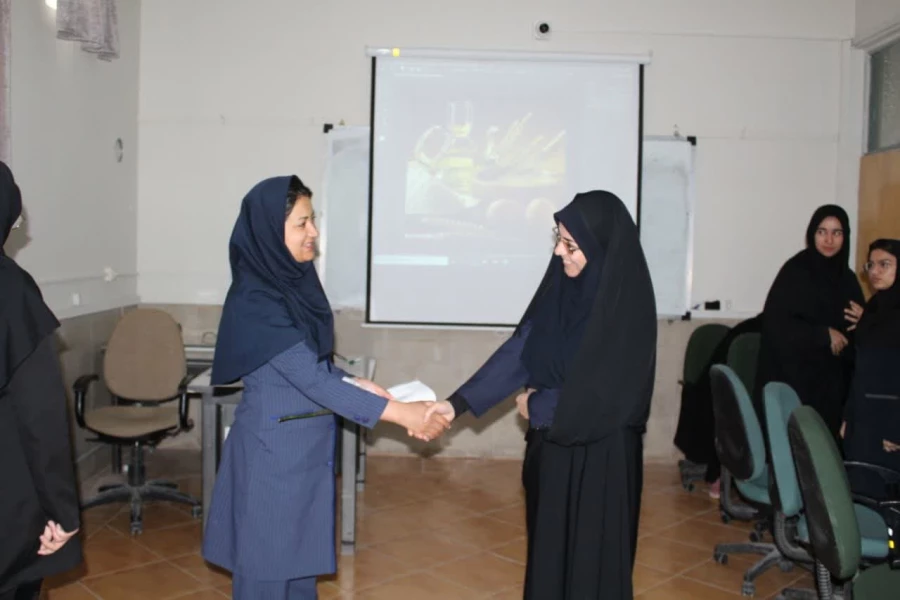 تقدیر و تشکر از اساتید محترم توسط سرپرست پردیس خواهران به مناسبت هفته معلم
 3