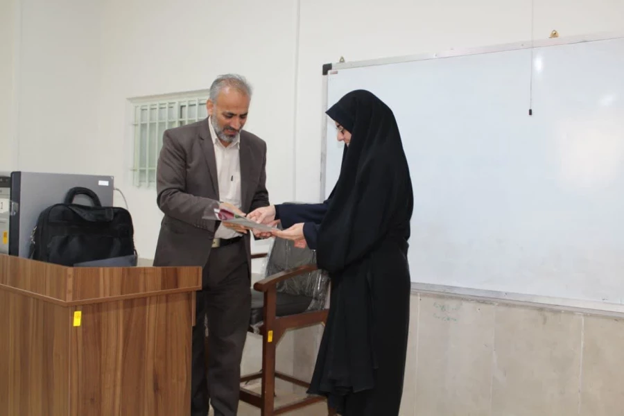 تقدیر و تشکر از اساتید محترم توسط سرپرست پردیس خواهران به مناسبت هفته معلم
 4