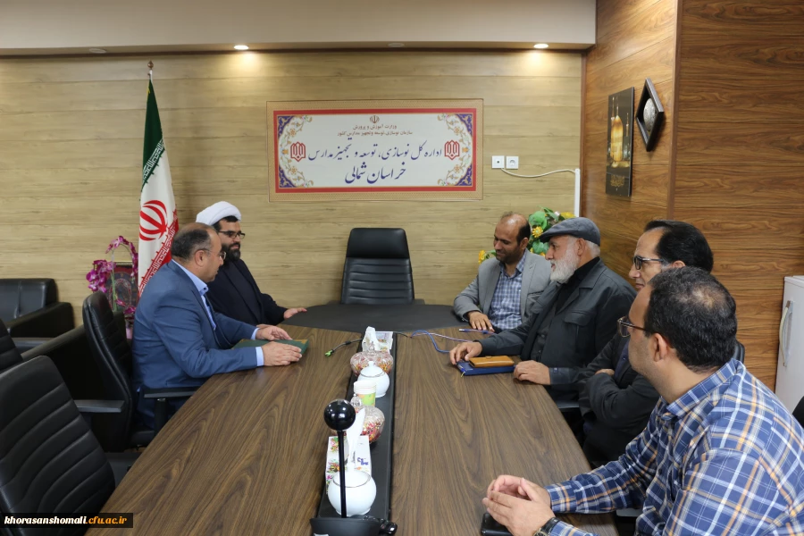 نشست صمیمی مسئولین دانشگاه با مدرکل نوسازی و توسعه مدارس استان 4