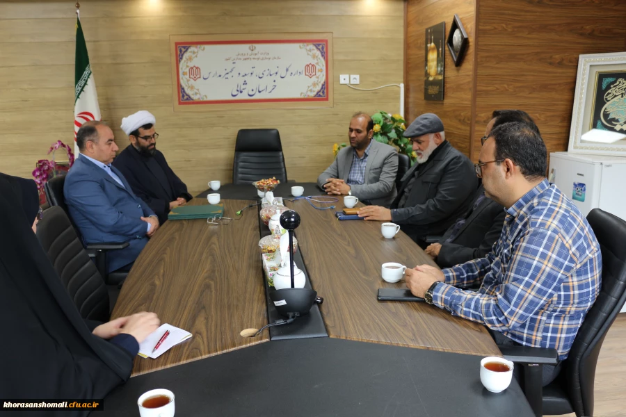 نشست صمیمی مسئولین دانشگاه با مدرکل نوسازی و توسعه مدارس استان 5